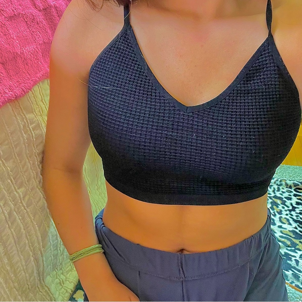 Women’s black cropped workout tank